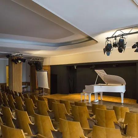 Goscinne Dom Literatury 3*