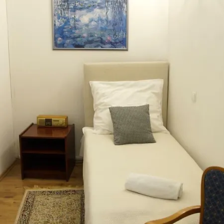 Goscinne Dom Literatury Panzió Varsó