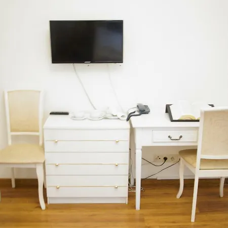 Goscinne Dom Literatury 3* وارسو