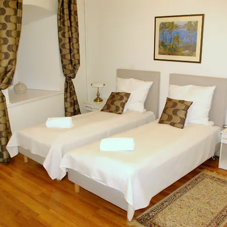 Goscinne Dom Literatury Bed and Breakfast 3*