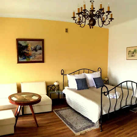 Bed and Breakfast Goscinne Dom Literatury 3*