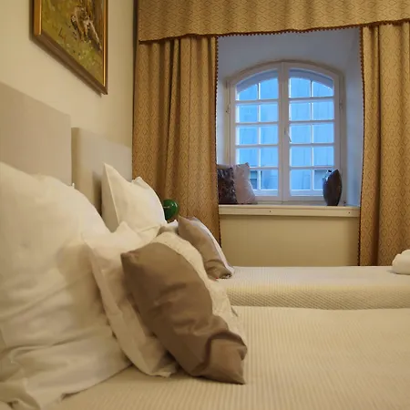 Goscinne Dom Literatury Bed and Breakfast 3*